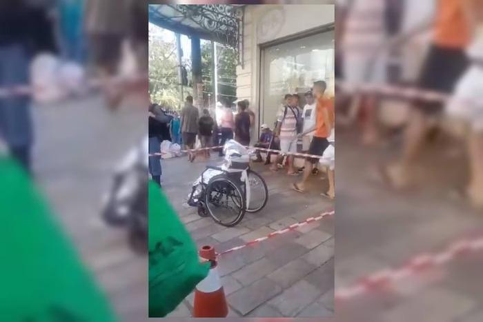Filho usa corpo do pai em cadeira de rodas para pedir dinheiro
