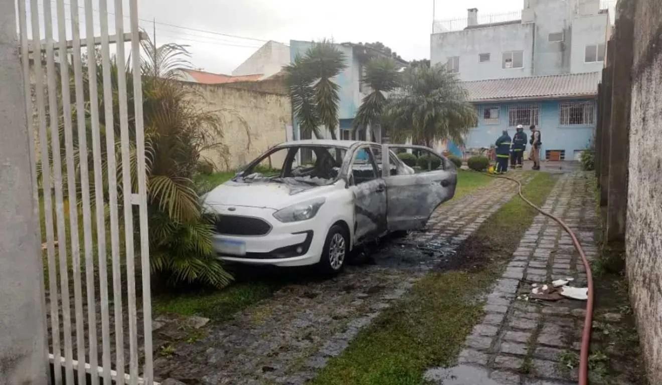 Jovem tenta estrangular mãe de 70 anos com câncer e incendeia carro e casa