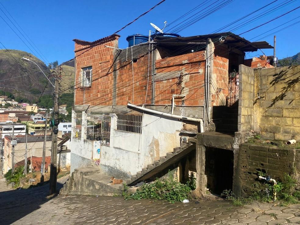 Mulher é morta a tiros na varanda de casa no ES