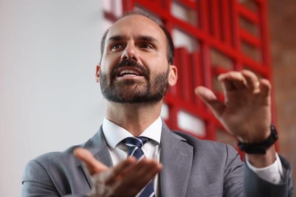 Eduardo Bolsonaro comemora intervenção de Fux em audiência com Cid