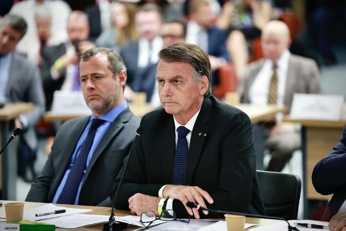 Bolsonaro revela conversa com Forças Armadas, mas nega tentativa de golpe