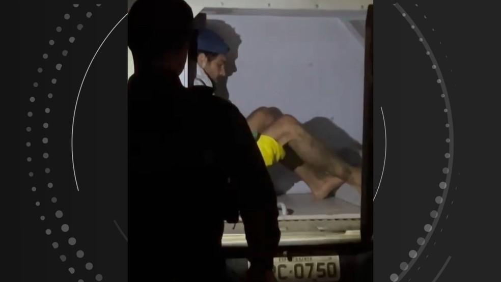 Neto mata avô a facadas na frente da família, foge para cafezal e é preso no ES