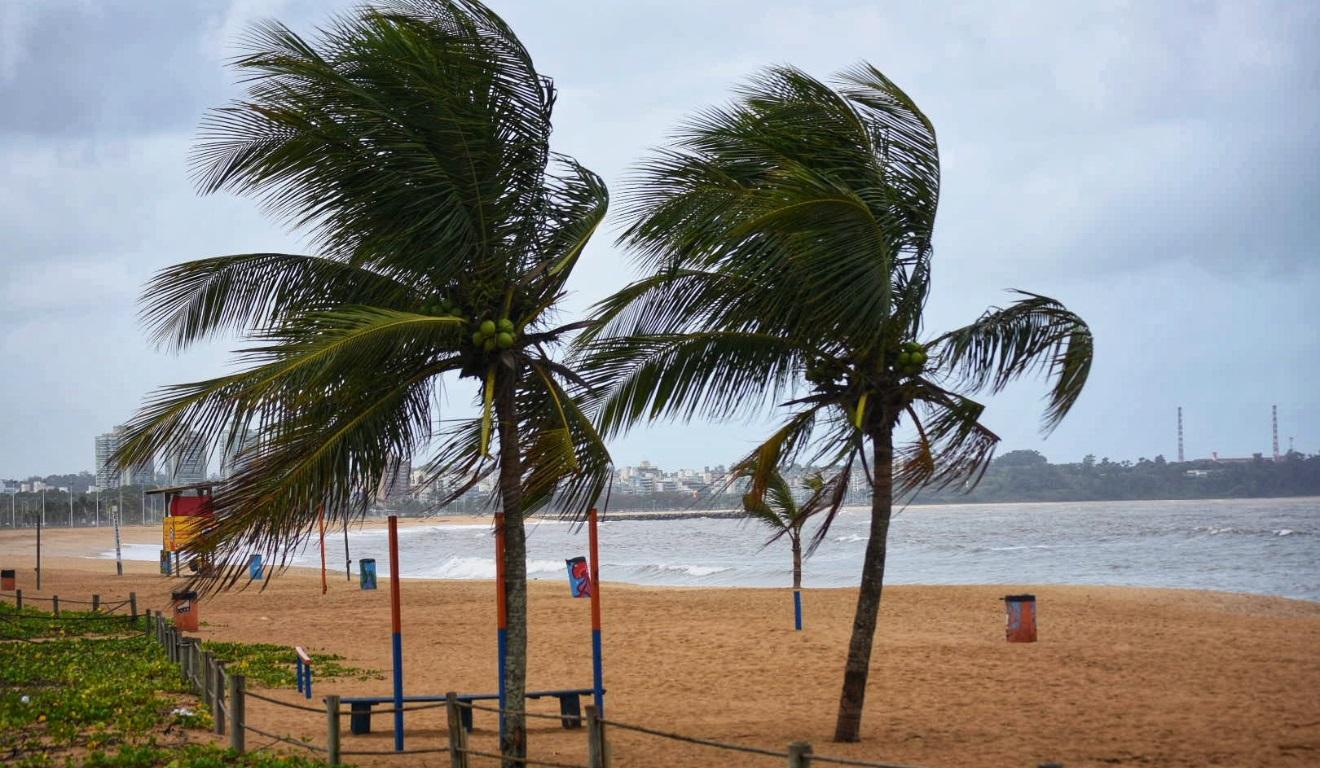 Marinha alerta para ondas de até 2,5 metros e ressaca no litoral do ES