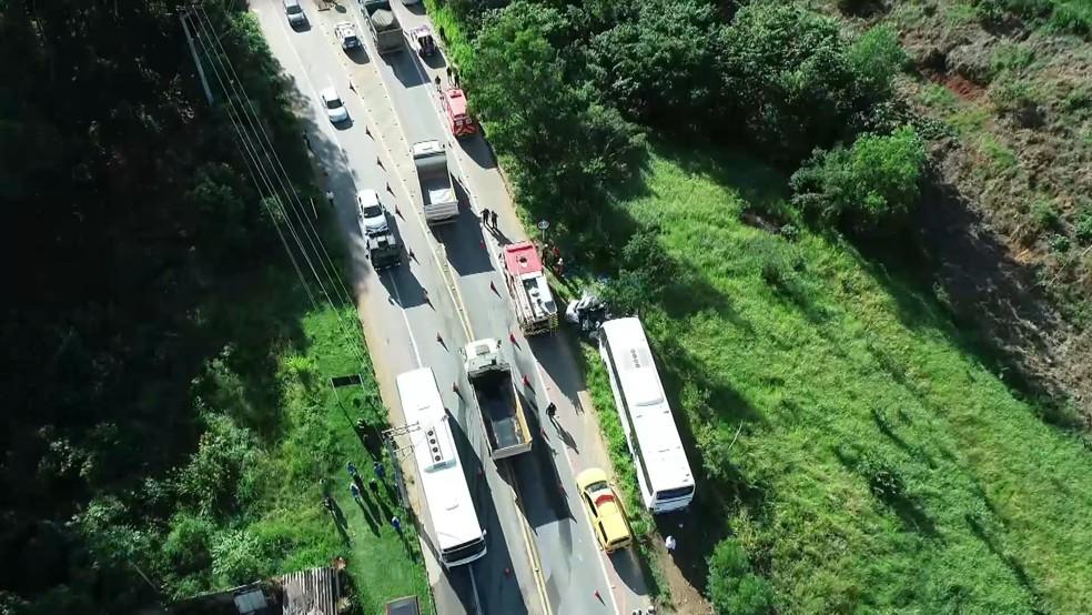 Grave acidente entre carro e ônibus na ES-257 deixa um morto e 32 feridos no ES