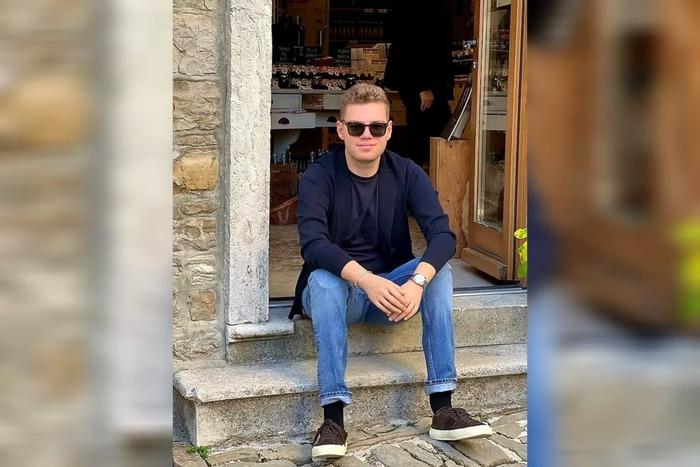 Jovem passa por raro transplante duplo de mãos 17 anos após amputação