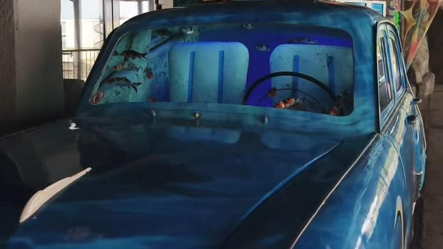 Carro convertido em aquário com peixes se torna atração nas redes