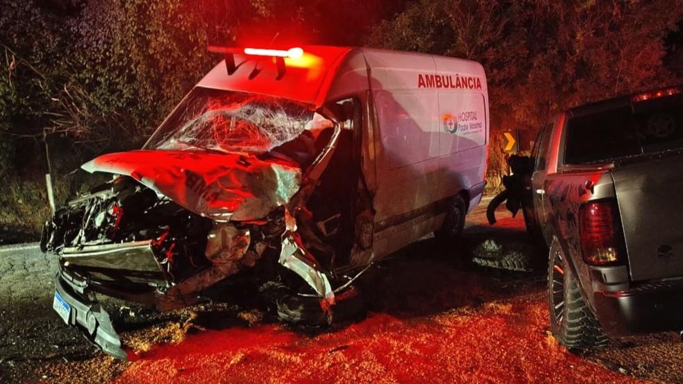 Grave acidente entre ambulância e outros 2 veículos na BR-262 deia cinco pessoas feridas