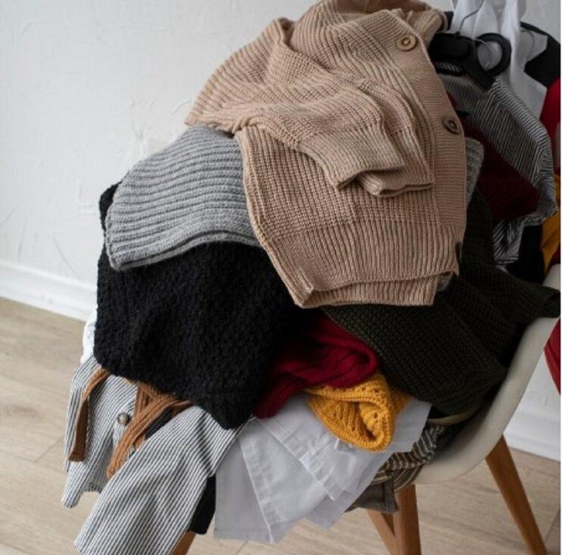 O que significa deixar a roupa acumular em uma cadeira, segundo a psicologia