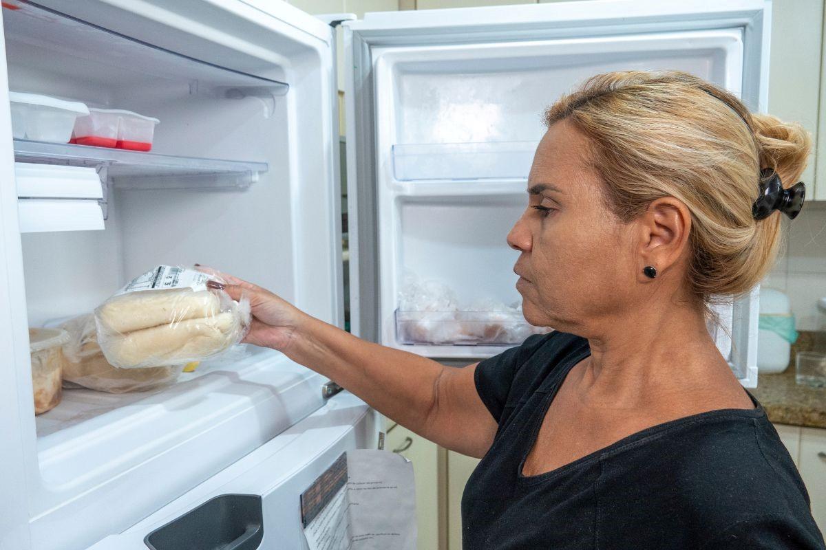 Congelar pão o deixa mais saudável e evita desperdícios, segundo expert