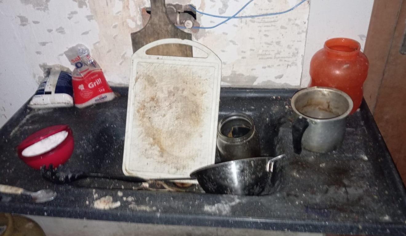 Três crianças são encontradas sozinhas e sem comida; mãe acaba presa, no ES