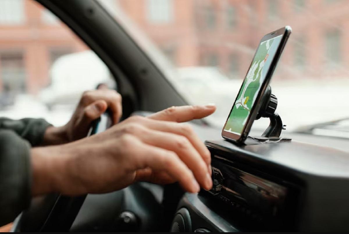Cuidado! Usar suporte de celular pode gerar multas inesperadas