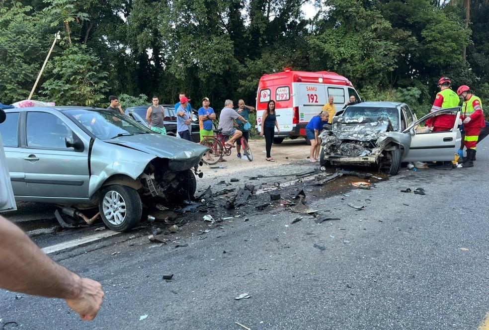 Grave acidente entre dois carros na BR-101 deixa uma pessoa morta e duas feridas, no ES