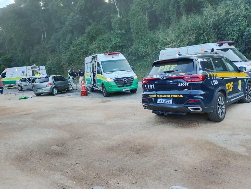 Grave acidente entre dois carros na BR-101 deixa uma pessoa morta e duas feridas, no ES