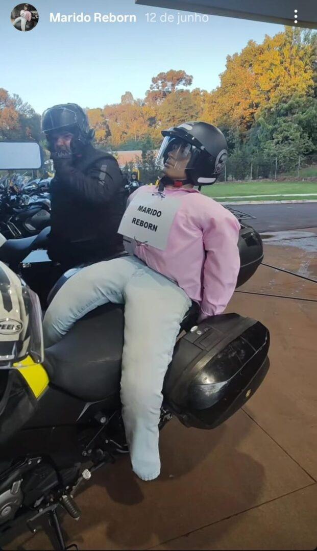 Turista leva “marido reborn” na garupa de moto e provoca risadas nas estradas