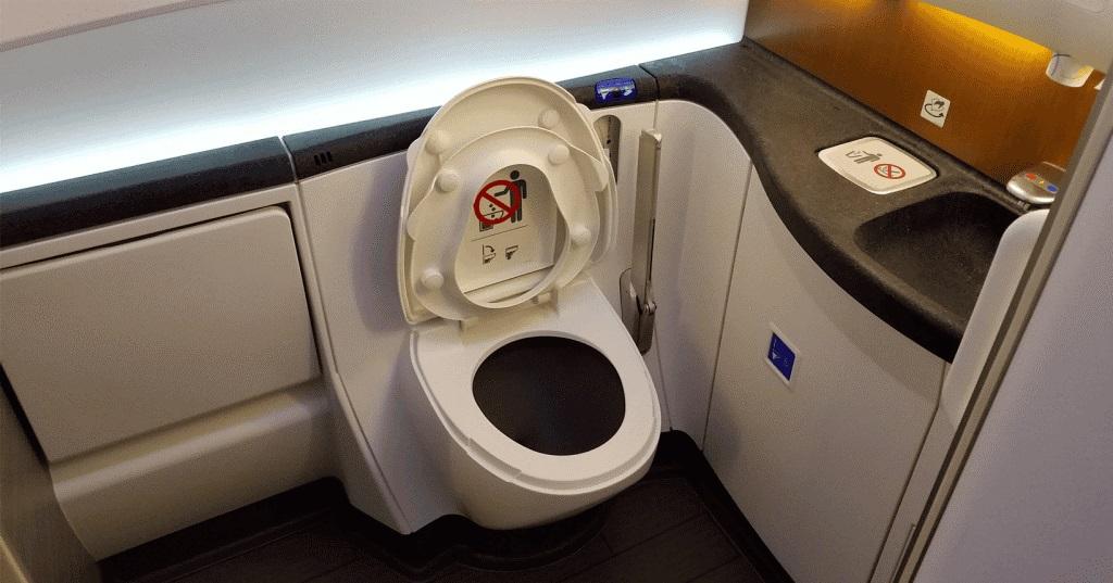 Para onde vão o xixi e cocô feitos por passageiros do avião?