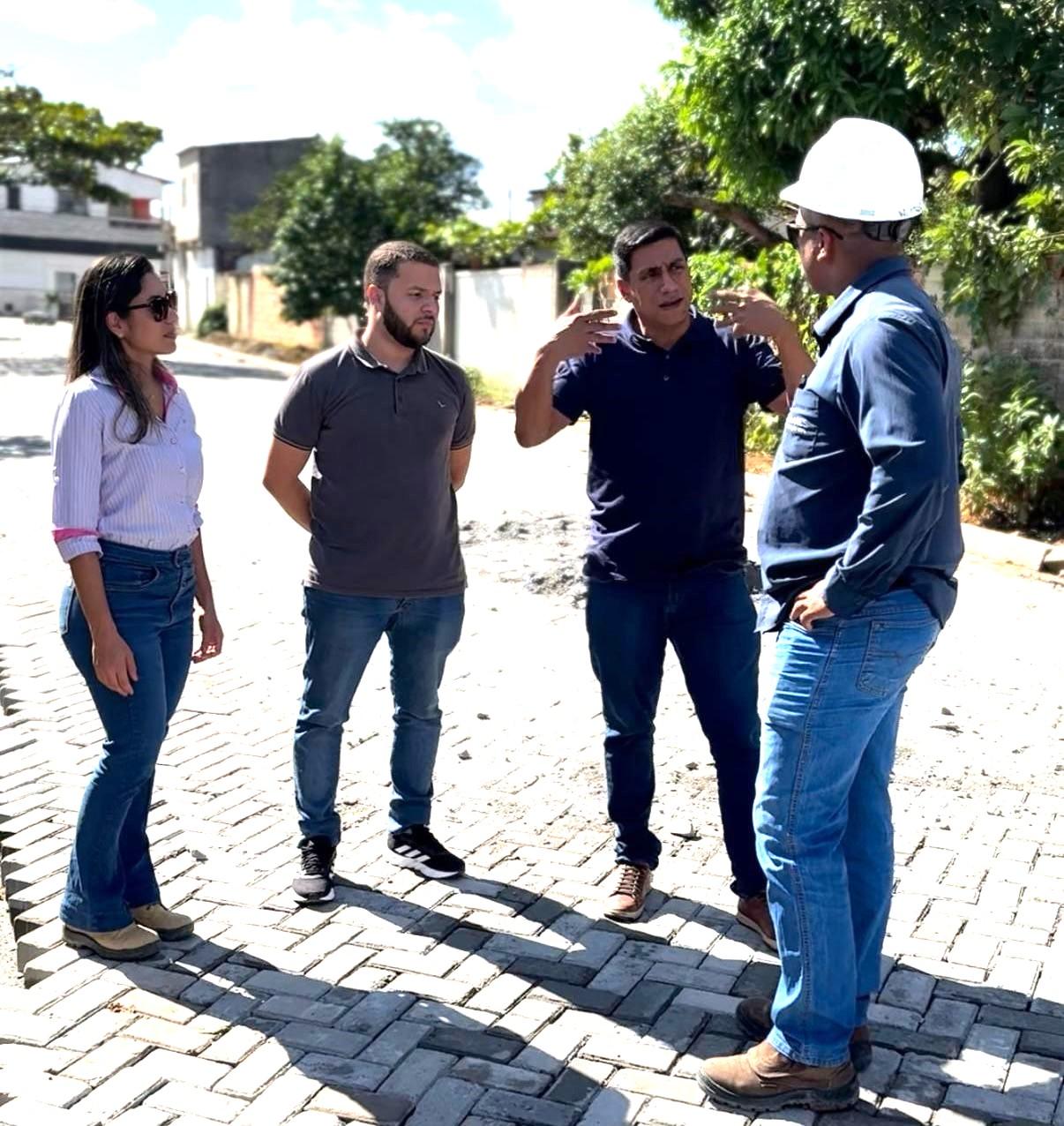 Prefeito de Pedro Canário, no ES, Kleilson Rezende realiza visita técnica às obras de drenagem e pavimentação no bairro Colina