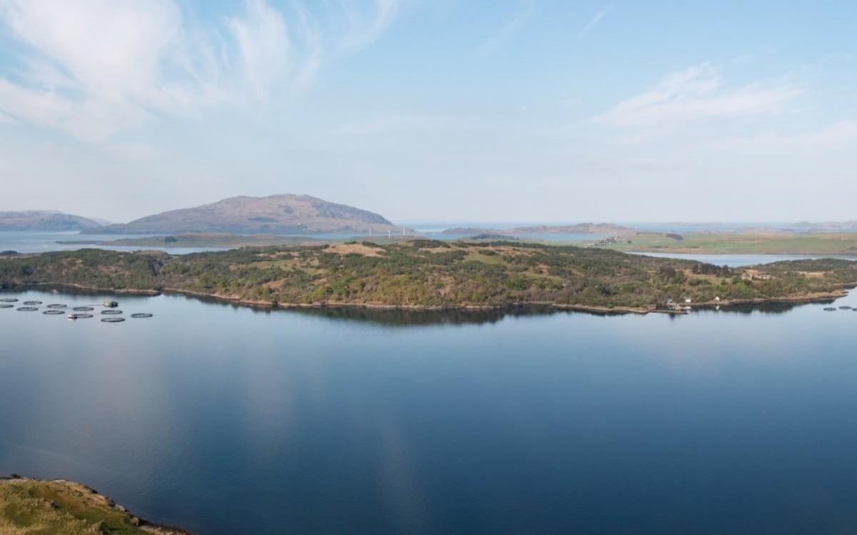 Família vende ilha com castelo em ruínas por R$ 41 milhões no Reino Unido