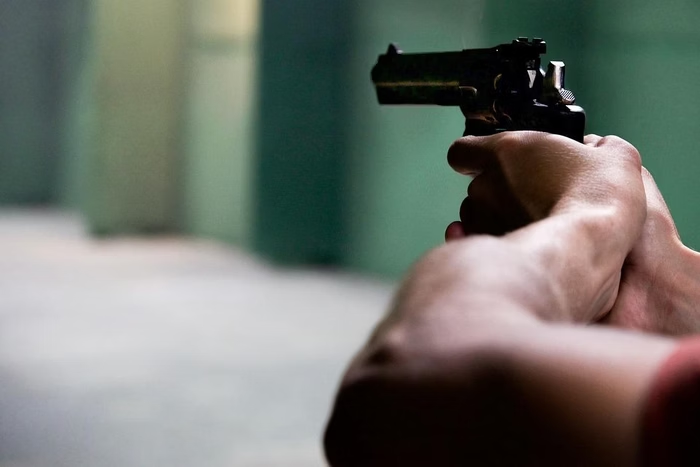 Adolescente mata pais e irmão, de 3 anos, por ter sido “contrariado”
