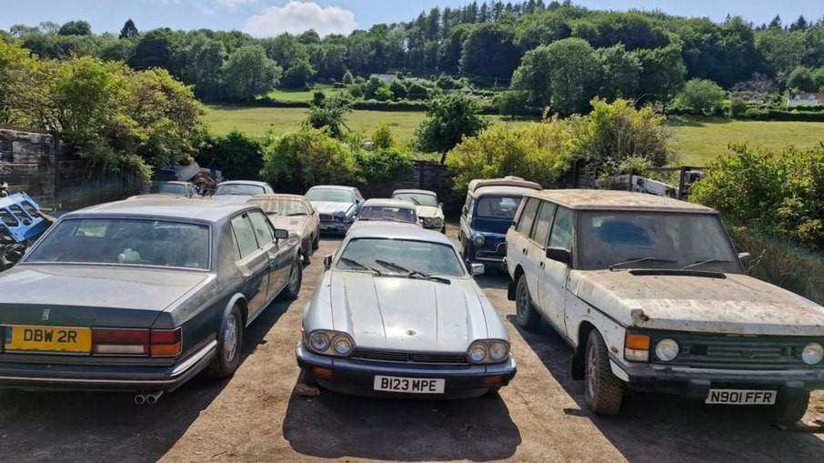 Mais de 200 carros clássicos esquecidos são achados em celeiros