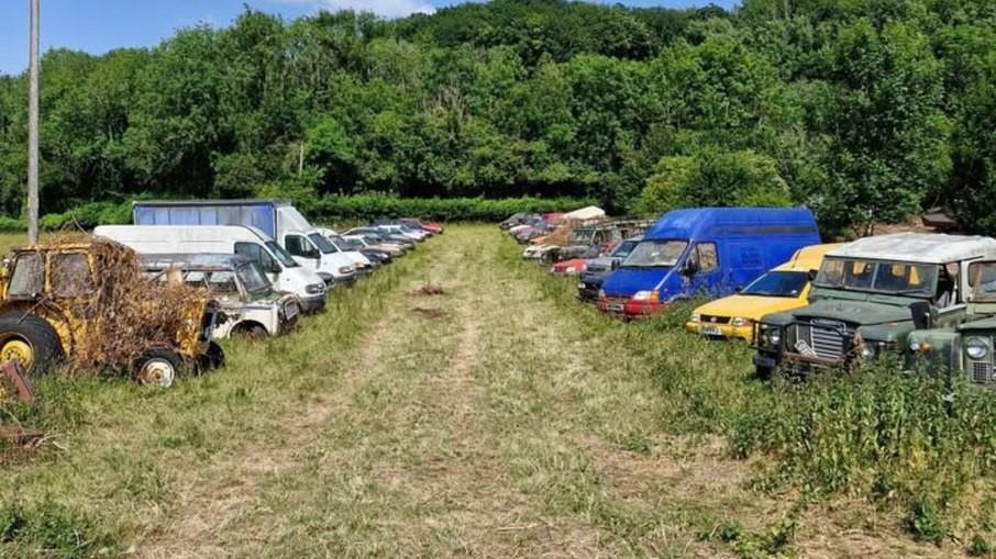 Mais de 200 carros clássicos esquecidos são achados em celeiros