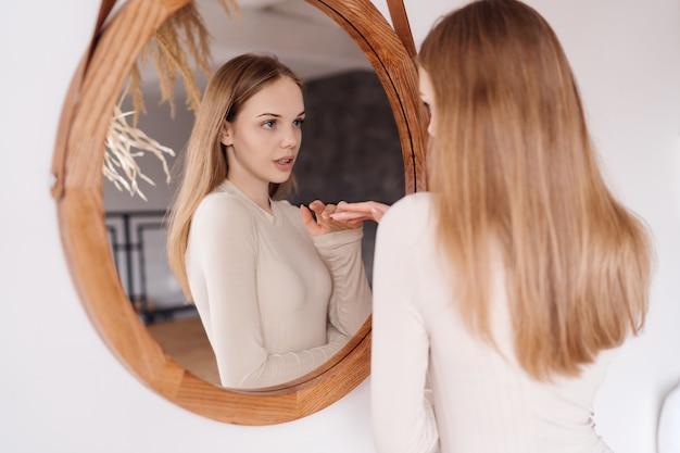 Você se acha bonita no espelho, mas feia nas fotos? Aqui está a explicação, segundo especialistas