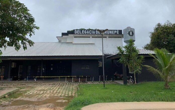 Mãe é presa pelo estupro do próprio filho de apenas 5 anos