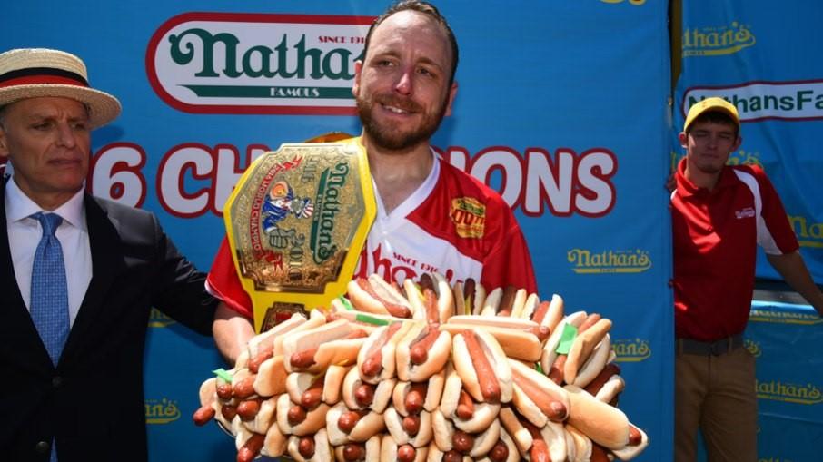 Homem come 70 cachorros-quentes em 10 minutos