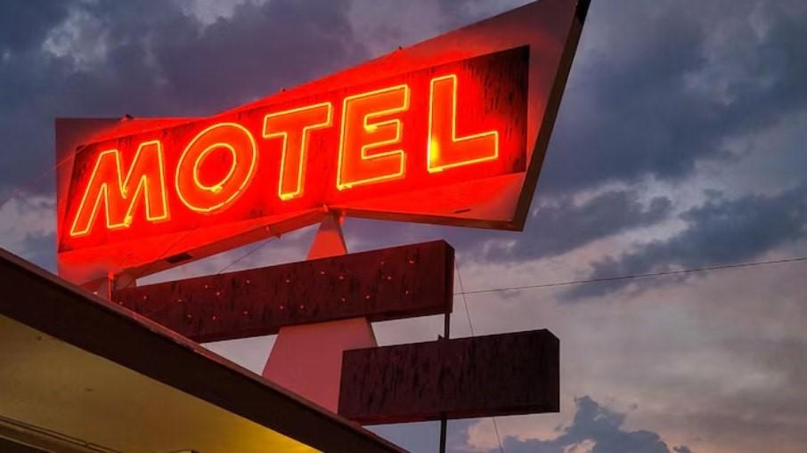 Homem abusa da ex-sogra e a leva para motel