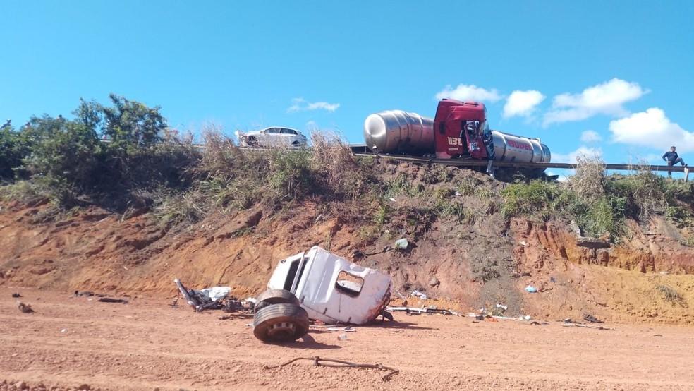 Grave acidente entre carreta e guincho na BR-101 deixa morto e ferido no ES