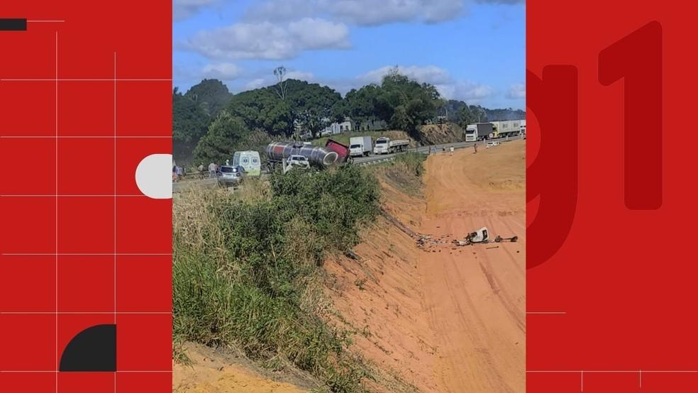 Grave acidente entre carreta e guincho na BR-101 deixa morto e ferido no ES
