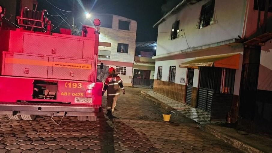 Homem incendeia mulher e filho salva a mãe
