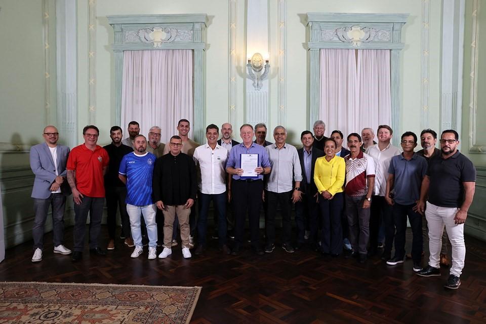 Casagrande sanciona lei que prevê repasses para clubes de futebol profissional do Espírito Santo
