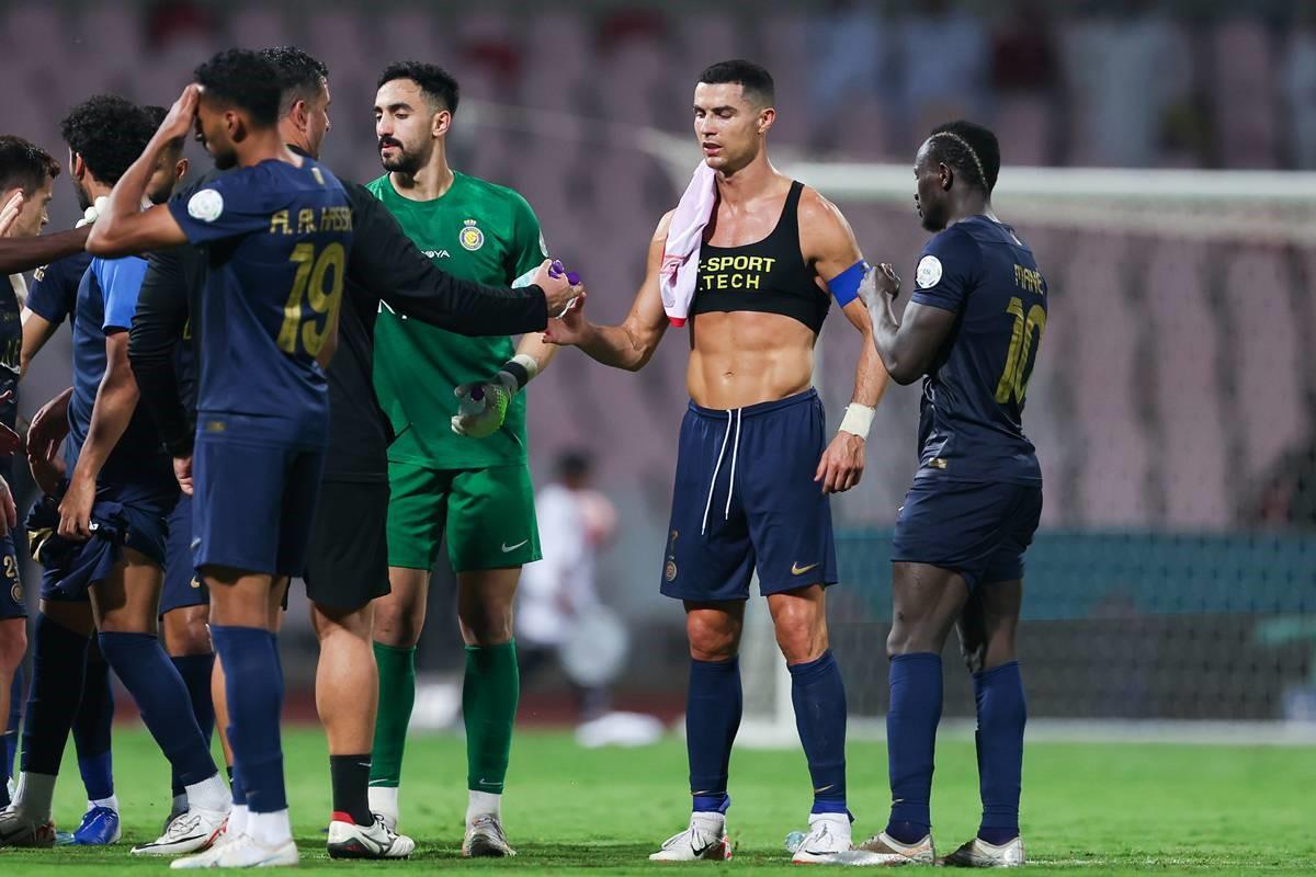 “Sutiã” masculino: saiba a função do top usado por jogadores em campo