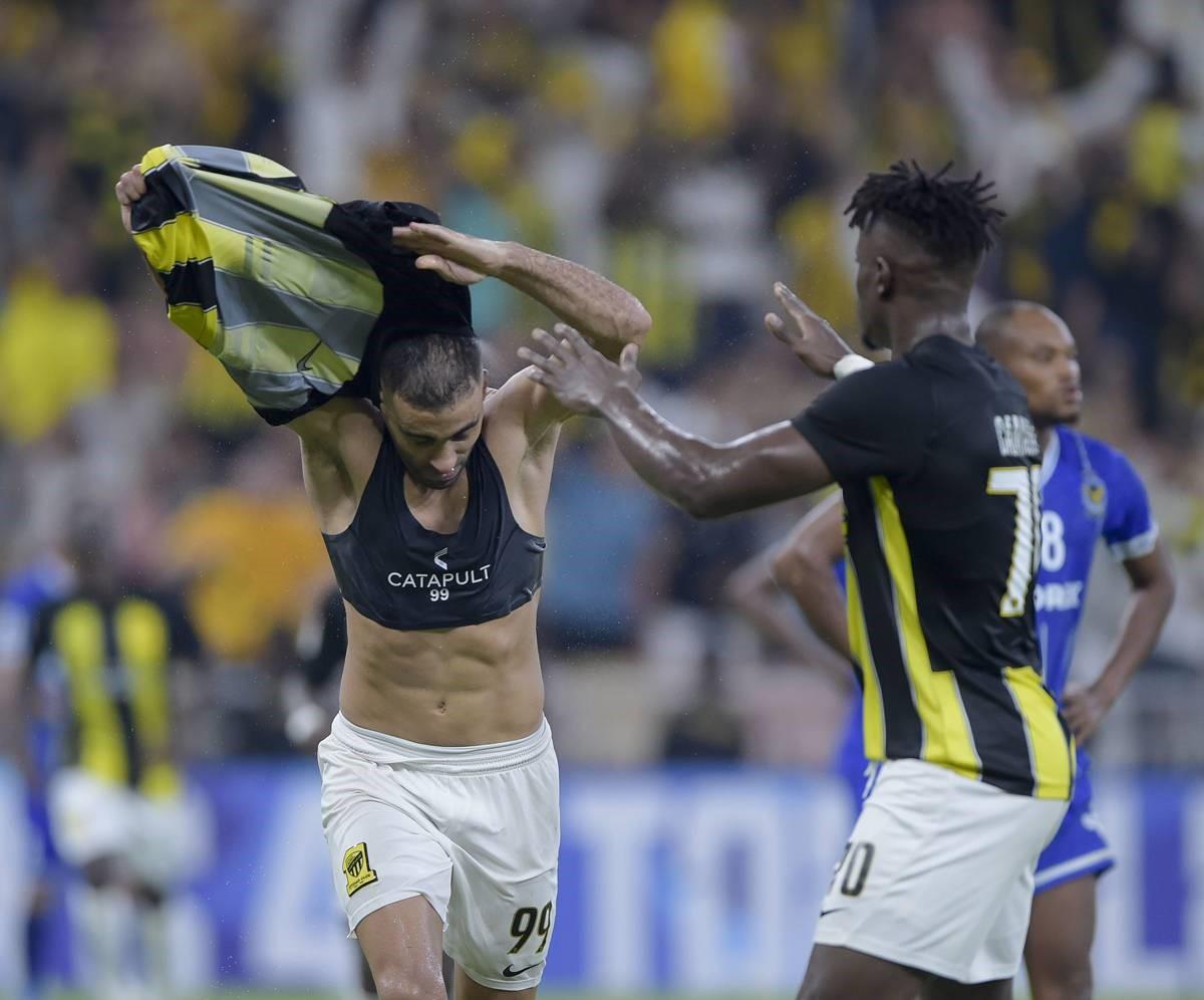“Sutiã” masculino: saiba a função do top usado por jogadores em campo