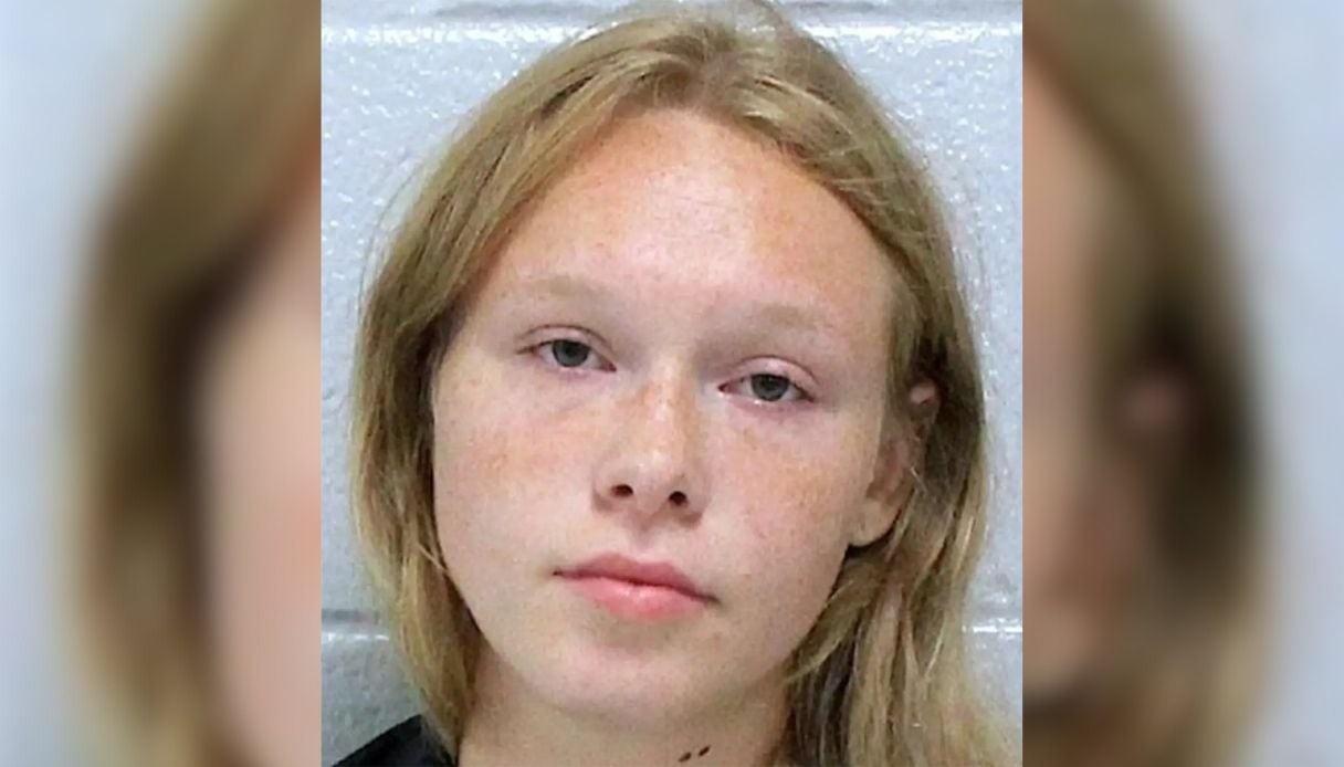 Menina de cinco anos encontra corpos dos pais mortos pela própria irmã mais velha