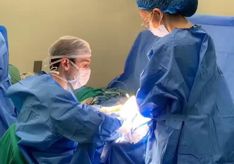 Homem surdo há mais de 20 anos volta a escutar após cirurgia inédita