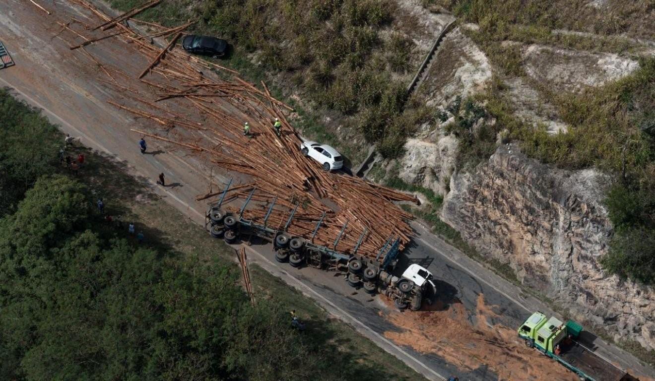 Acidente entre carretas na BR-101 mata caminhoneiro e interdita rodovia, no ES