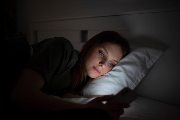 Dormir após as 22h prejudica saúde hormonal e hepática, aponta estudo