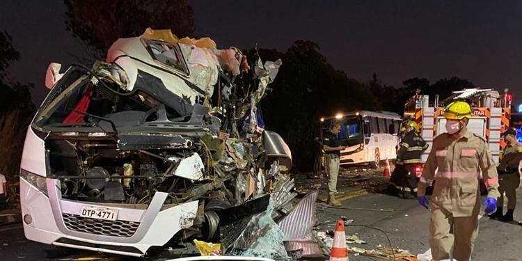 Grave acidente entre caminhão e dois ônibus na BR-153 deixa 5 mortos 