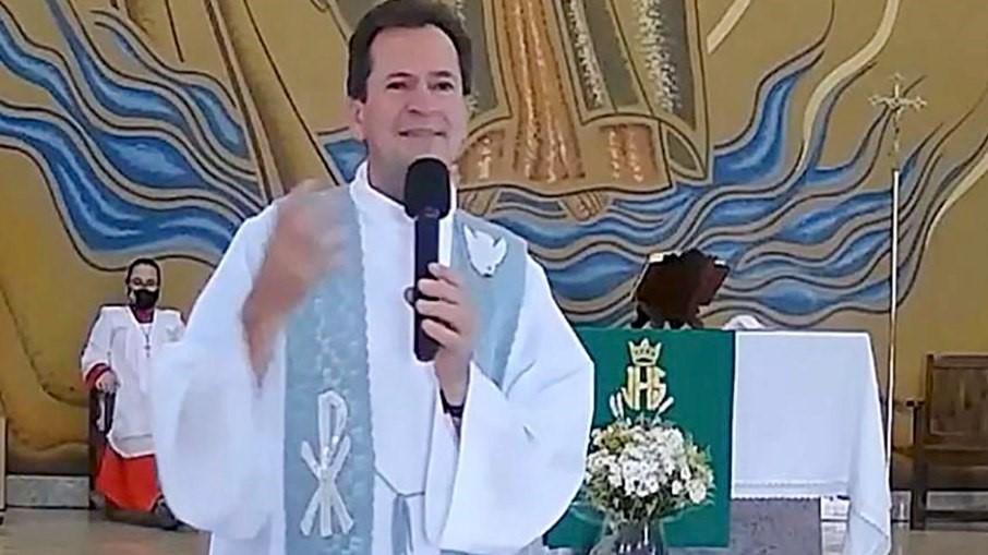 Padre que abusou de coroinhas é proibido de trabalhar fora da cadeia