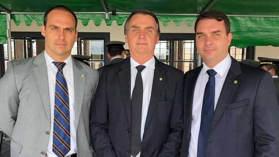 Filhos de Bolsonaro reagem à operação da PF