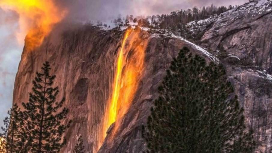 Fenômeno raro transforma cachoeira em “rio de fogo”