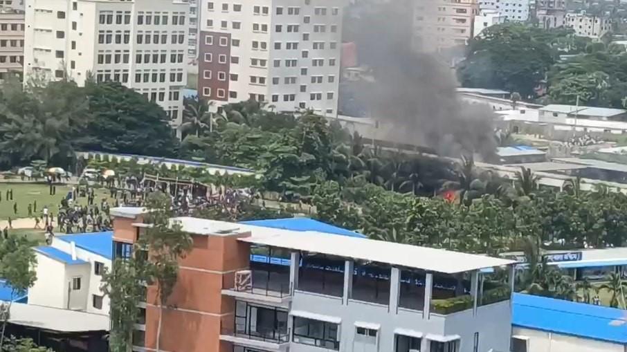 Avião militar cai em faculdade e mata ao menos 19 pessoas