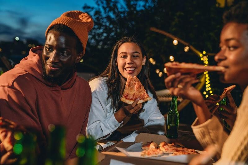 Amizade e paquera: Por que os amigos são os melhores cupidos do Tinder?