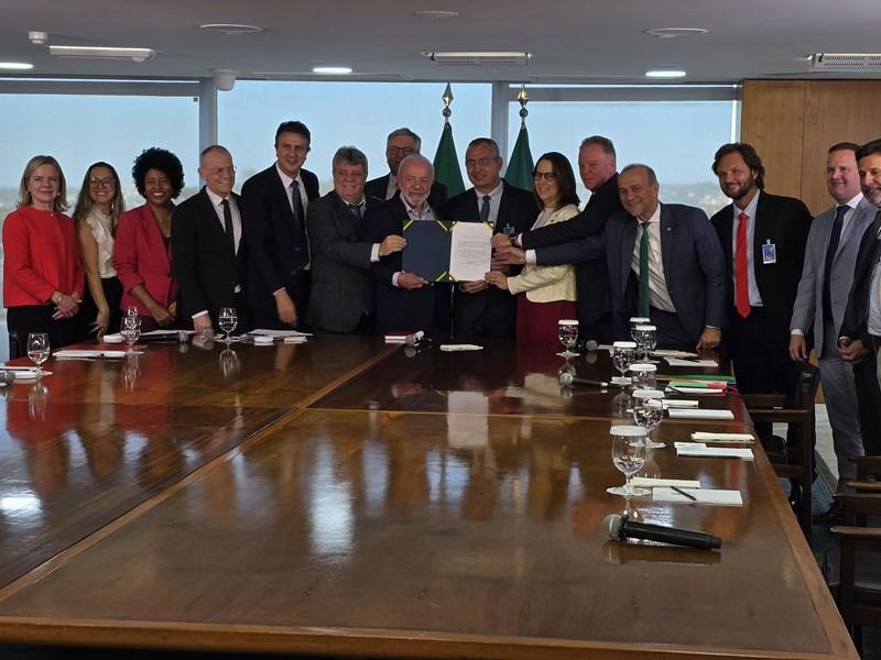 Casagrande participa do lançamento da instalação de Curso de Medicina na Ufes em São Mateus, ES
