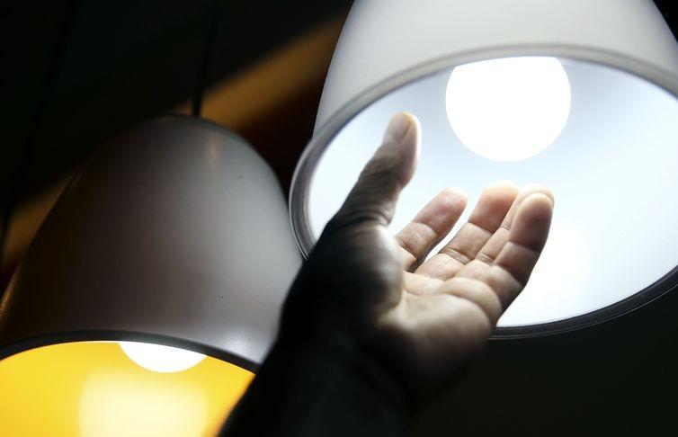 Conta de luz terá bandeira tarifária vermelha patamar 2 em agosto