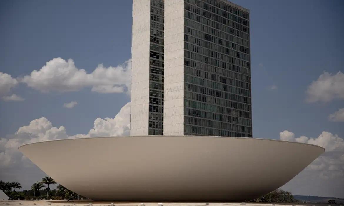 Câmara declara perda de mandato a 7 deputados e dá posse a substitutos