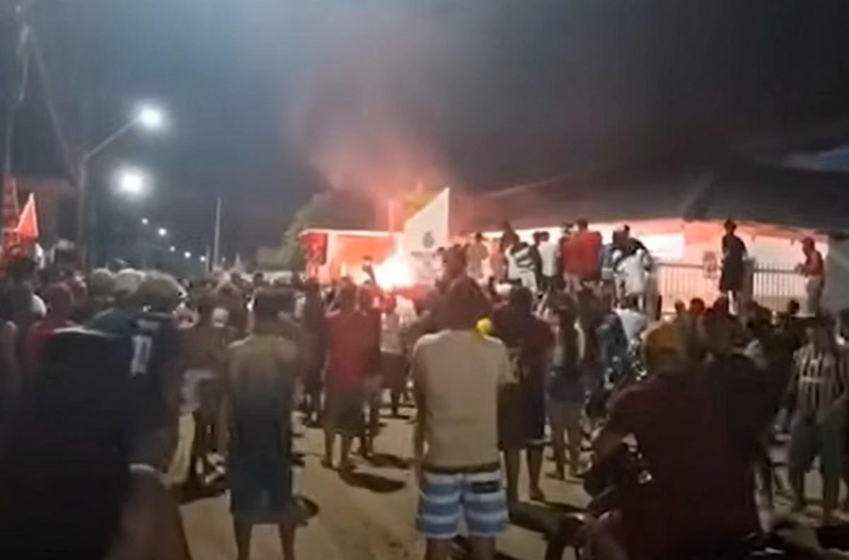 Moradores invadem delegacia, agridem e queimam vivo suspeito de feminicídio