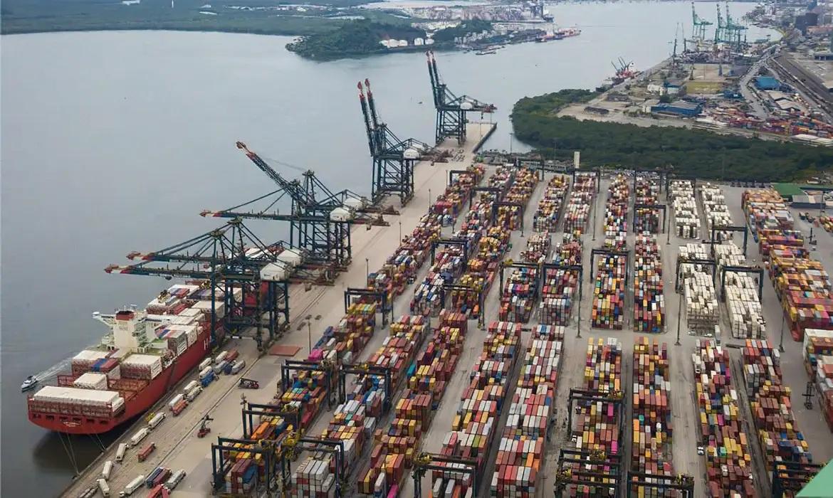 Tarifaço sobre parte de exportações brasileiras entra em vigor nesta quarta-feira (6)