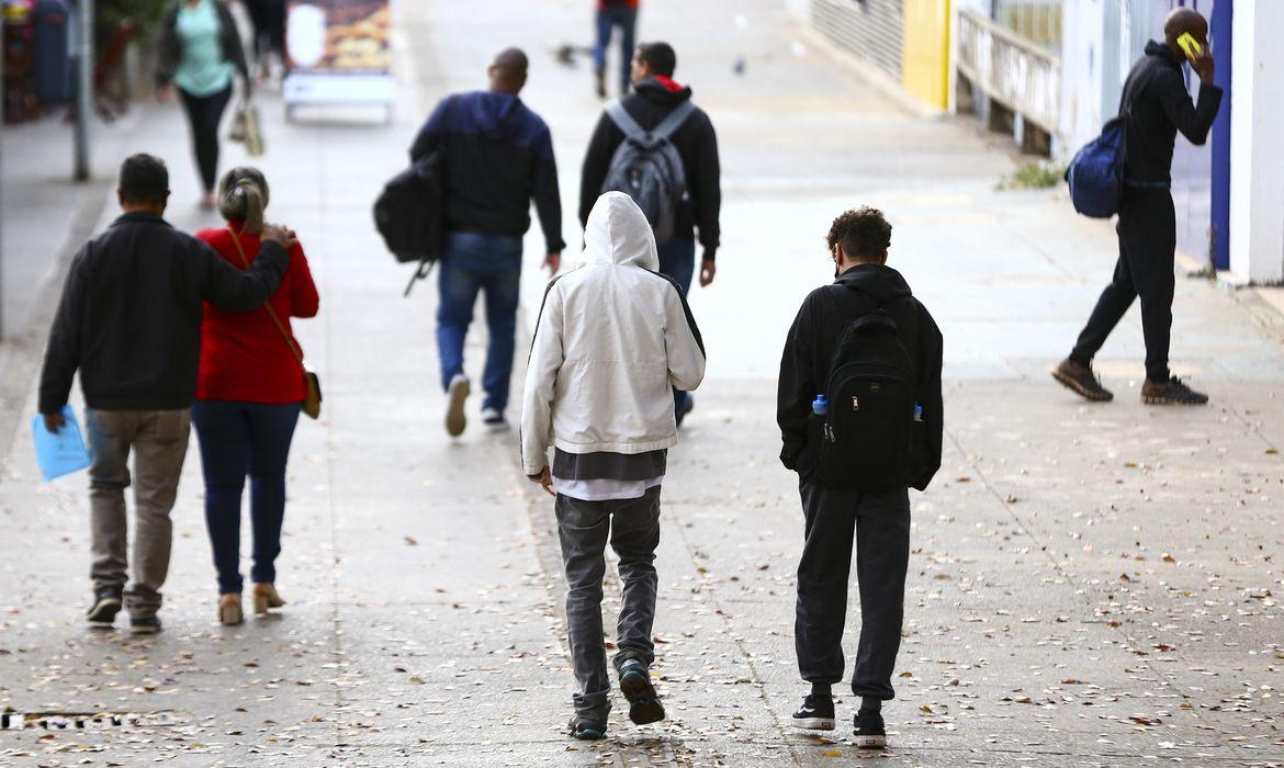 Sul e Sudeste começam semana com frio; alerta de seca no Centro-Oeste